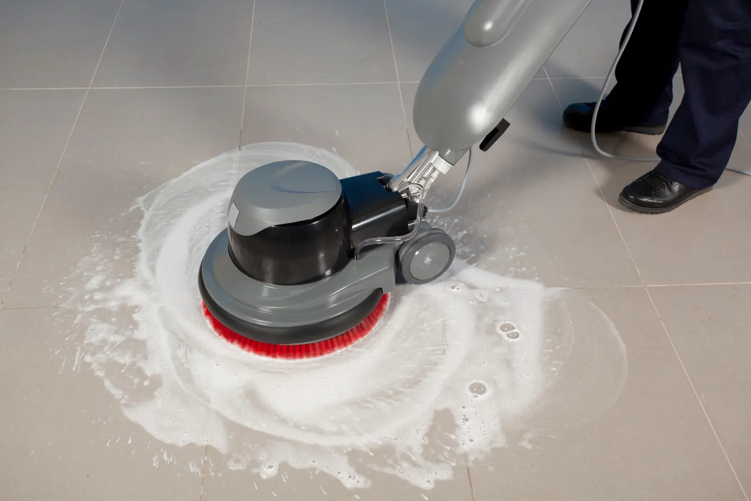 Bodenreinigung mit Maschine