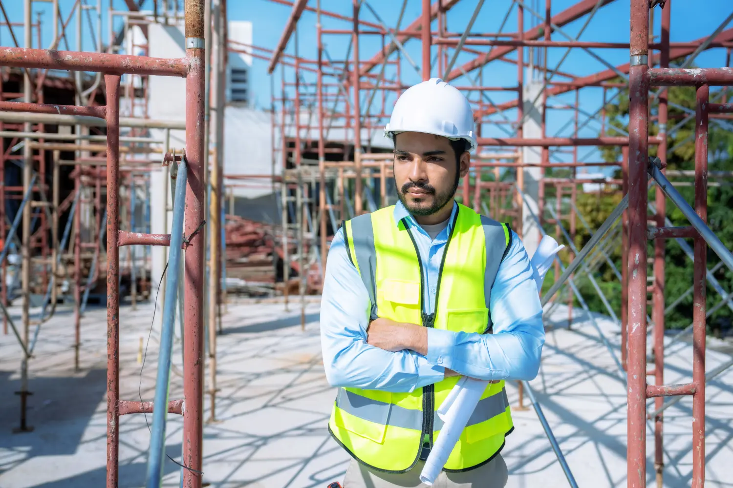 Asiatischer Ingenieur, der auf der Baustelle arbeitet.